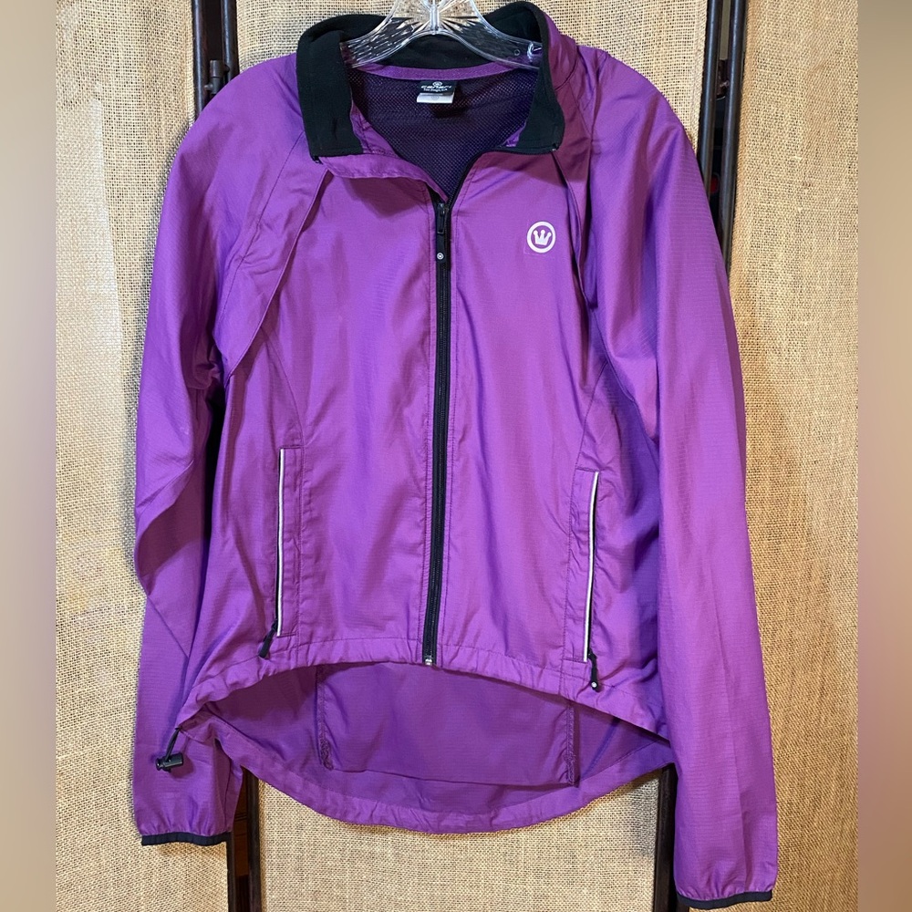 Canari wind  jacket for outdoor activities.